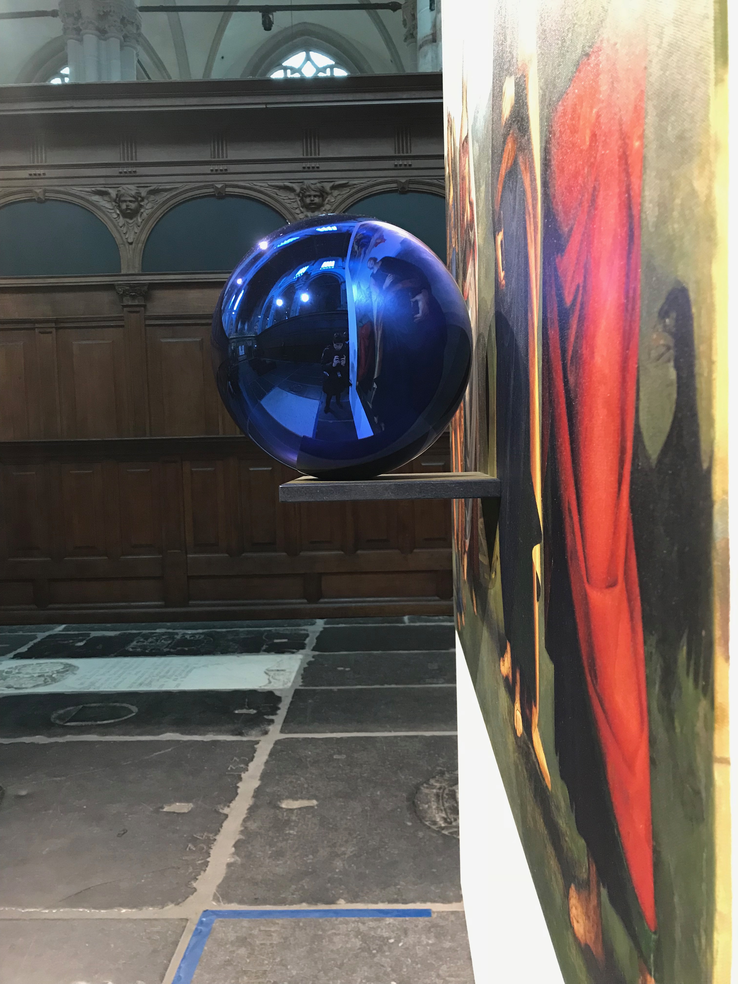 Jeff Koons Gazing ball zijaanzicht